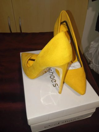 Zapatos tacón aguja amarillos Ideal Shoes