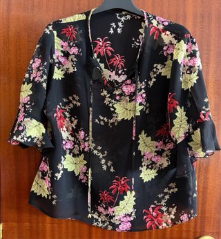Blusa floral negra y rosa