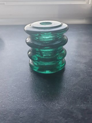 Aislante de cristal verde