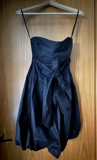 Vestido negro strapless con lazo
