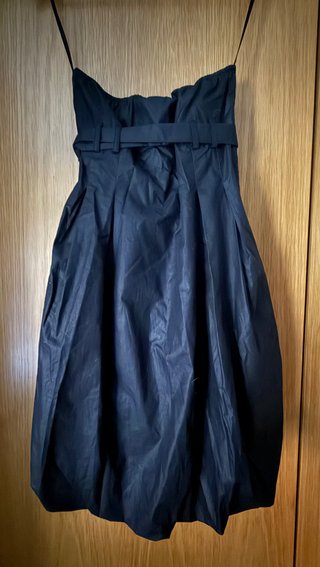 Vestido negro strapless con lazo