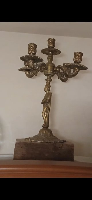 Candelabro de bronce antiguo