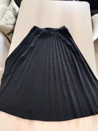 Falda plisada negra