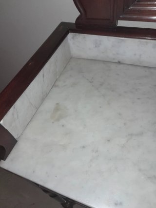 Tocador antiguo madera y mármol.