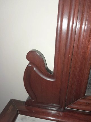 Tocador antiguo madera y mármol.