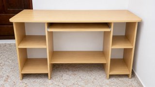 Scrivania in legno con mensole