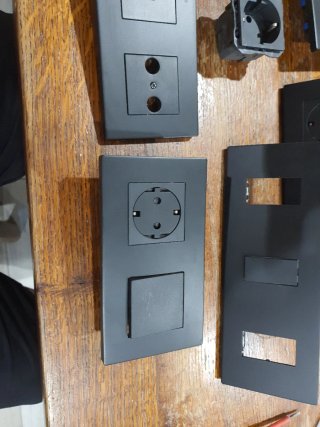 Enchufes y interruptor  simon. SERIE 270 NEGROMATe