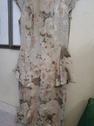 Vestido de seda floral beige y rosa