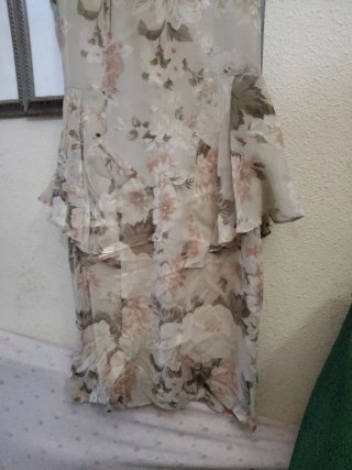 Vestido de seda floral beige y rosa
