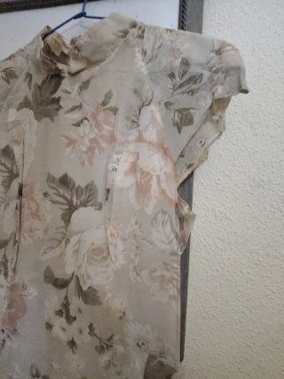 Vestido de seda floral beige y rosa