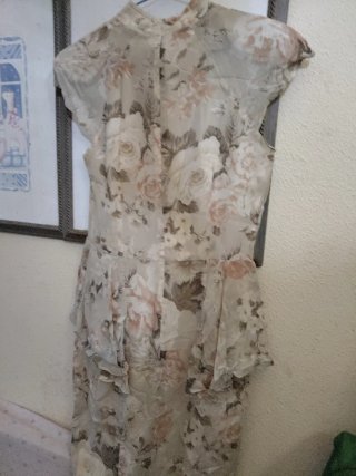 Vestido de seda floral beige y rosa