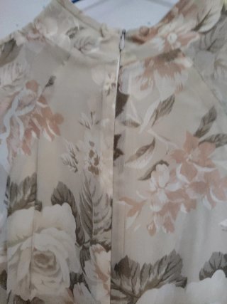 Vestido de seda floral beige y rosa