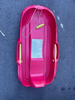 Trineo rosa con cuerda