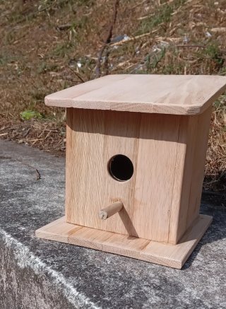 Casita para pájaros de madera