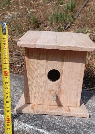 Casita para pájaros de madera
