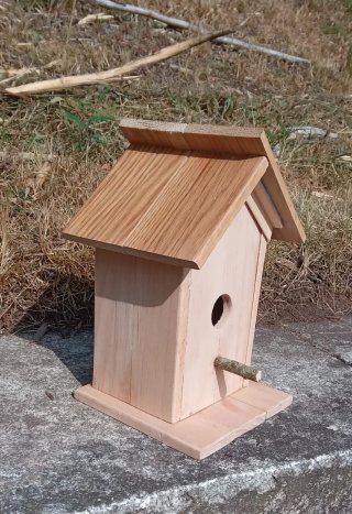 Casita para pájaros de madera