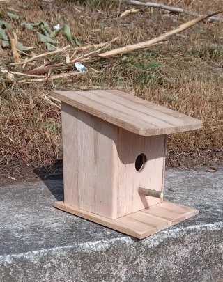 Casita para pájaros de madera