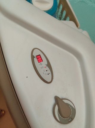 Bañera Hidromasaje Beige y Blanca