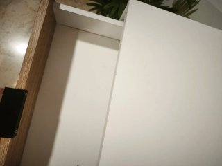 Recibidor blanco y madera con 2 cajones