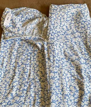 Falda Mango larga floral azul y blanca
