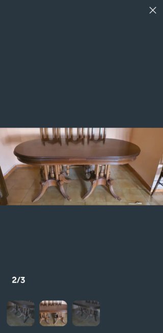 Mesa de comedor de madera oscura