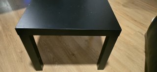 Mesa auxiliar de madera negra