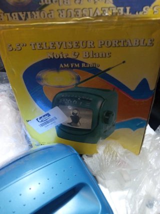 TV Analógica en blanco y negro 5.5" con Radio FM