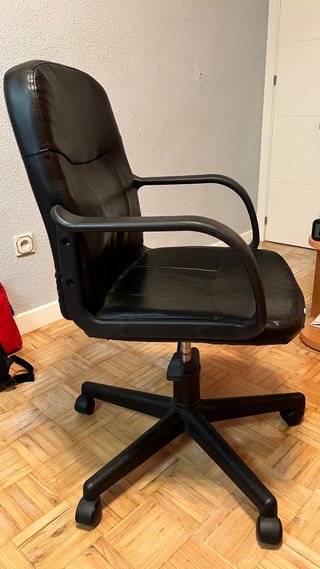 Silla de oficina ergonómica giratoria negra