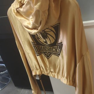 Chaqueta NBA dorada nueva