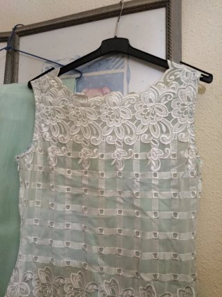 Vestido blanco y verde bordado