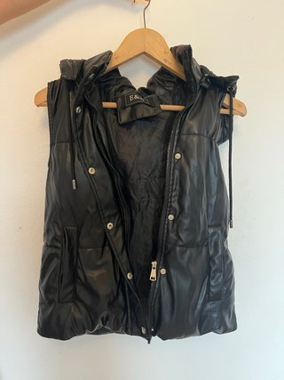 Chaleco acolchado de cuero negro con capucha