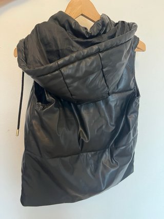 Chaleco acolchado de cuero negro con capucha
