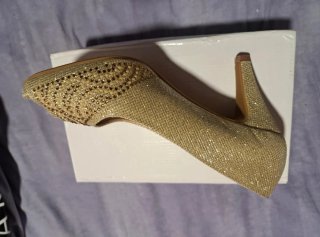 Zapatos de ceremonia dorados con pedrería