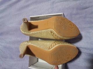 Zapatos de ceremonia dorados con pedrería