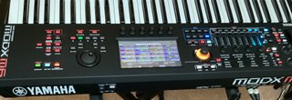 Teclado sintetizador YAMAHA MODX M6