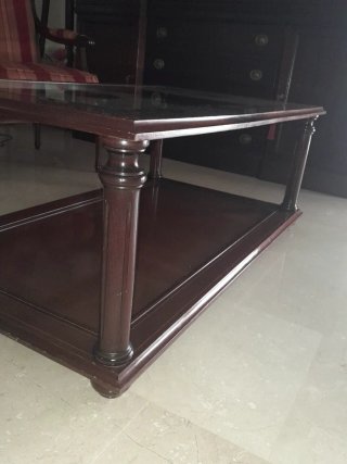 Mesa baja de madera y cristal