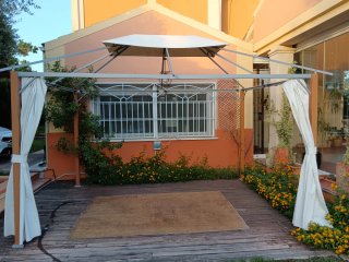 Pérgola de tela, metal y madera
