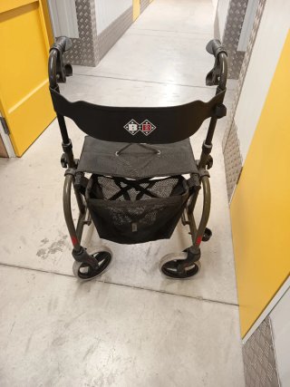 Andador persona movilidad reducida.
