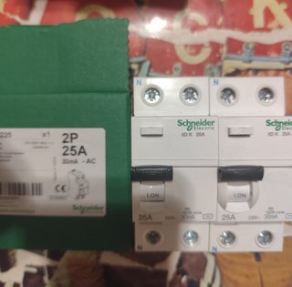 1x  Diferencial Schneider 2P 25Aen 300