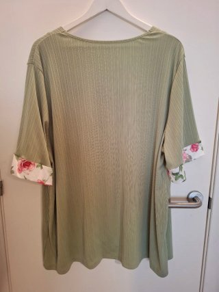 Blusa verde con estampado floral rosa