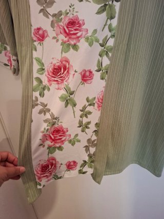 Blusa verde con estampado floral rosa