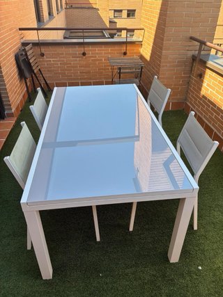 Mesa Naterial extensible 12 pp + 4 sillas jardín