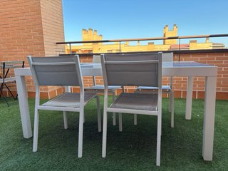 Mesa Naterial extensible 12 pp + 4 sillas jardín