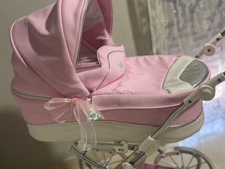 Carrito de muñecas rosa y blanco