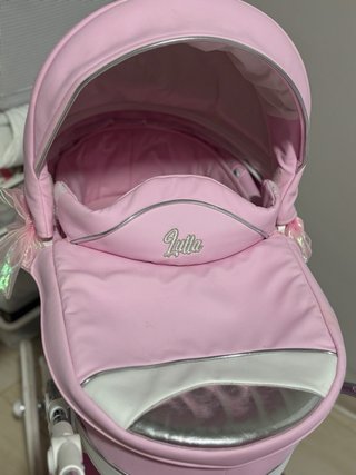 Carrito de muñecas rosa y blanco