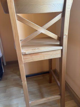 Taburete de madera estilo rústico Ingolf de Ikea.