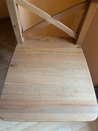 Taburete de madera estilo rústico Ingolf de Ikea.