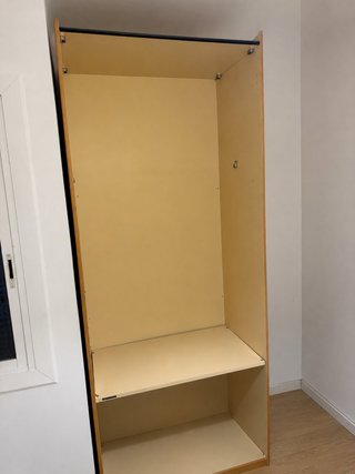 Armario abierto madera y beige