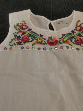 Blusa blanca bordada con espejos
