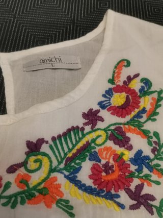 Blusa blanca bordada con espejos